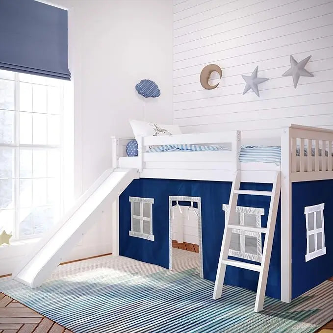 Lit mezzanine bas, cadre de lit double pour enfants avec toboggan et rideaux pour le bas, design moderne et épuré. Il y a un espace de jeu disponible pour les lits