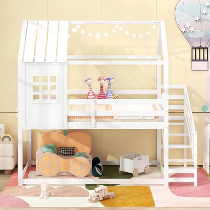 Literas gemelas con escaleras, cama tipo casa en el piso con techo y ventana, barandillas y escalones a lo largo, cama tipo casa que ahorra espacio para niños, color blanco