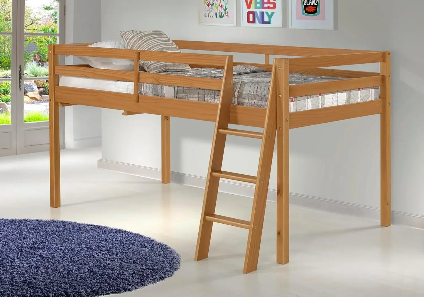 Cama alta de madera tamaño twin junior, acabado canela, estructura de madera resistente para niños, incluye escritorio lateral incorporado y estantes abiertos para