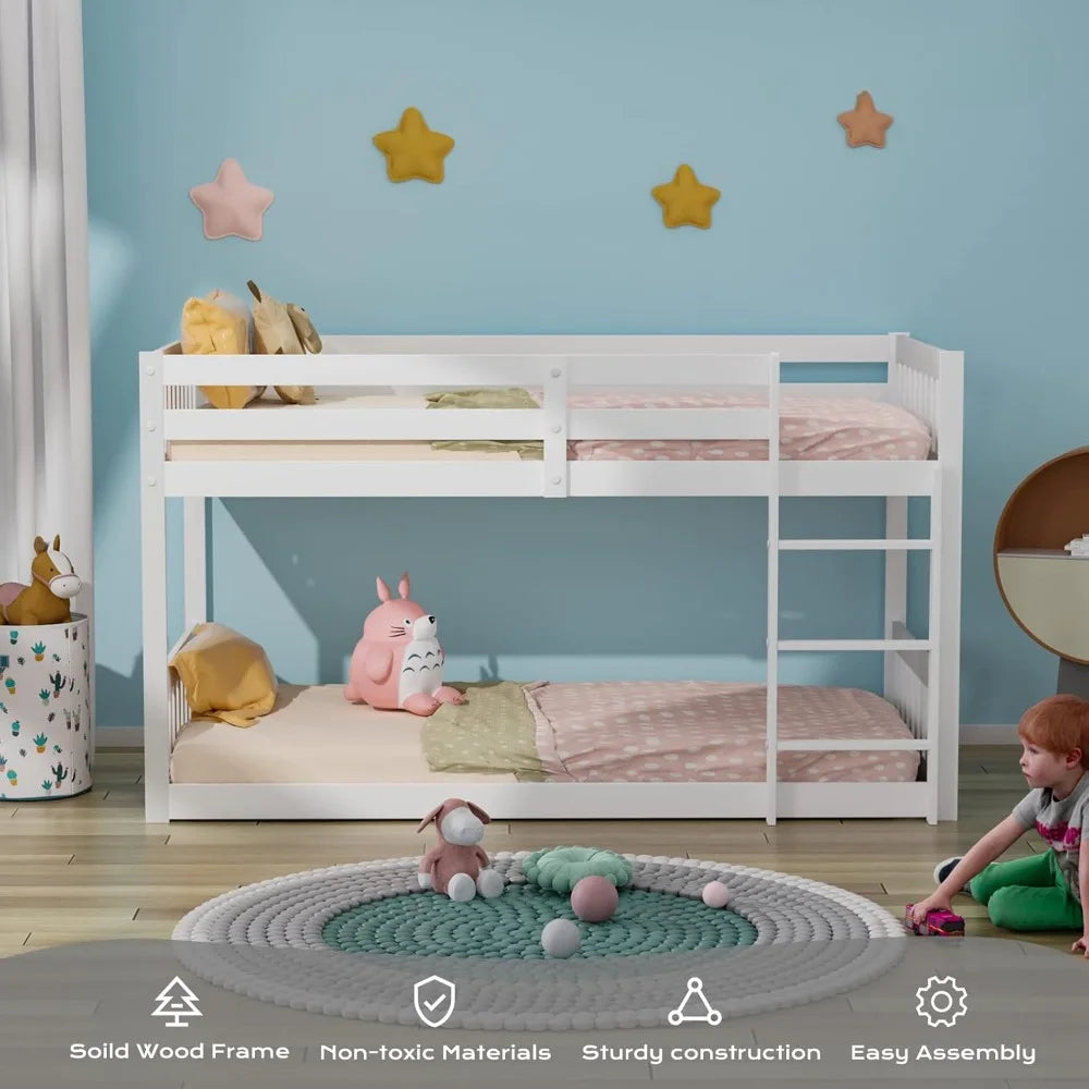 Litera baja de madera maciza para niños, bebés y jóvenes, estructura de litera con barandillas y escalera para niños y niñas, color blanco