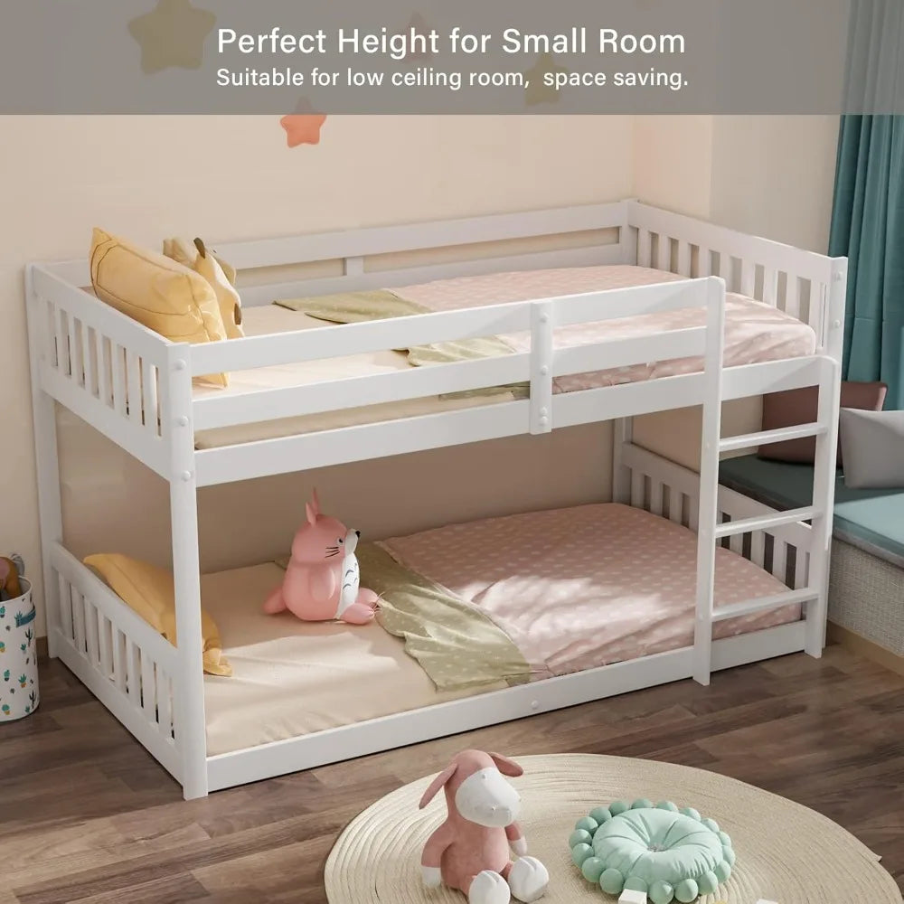 Litera baja de madera maciza para niños, bebés y jóvenes, estructura de litera con barandillas y escalera para niños y niñas, color blanco