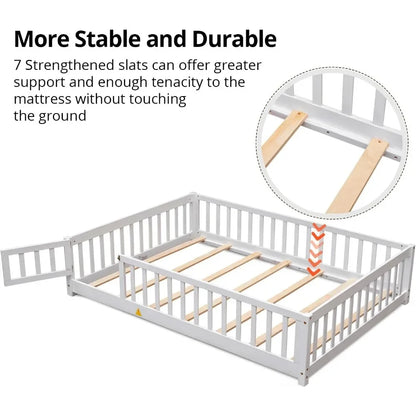 Cama de piso doble para niños, estructura de cama Montessori de madera resistente con listones de madera, valla alta y puerta pequeña, cama de piso Montessori