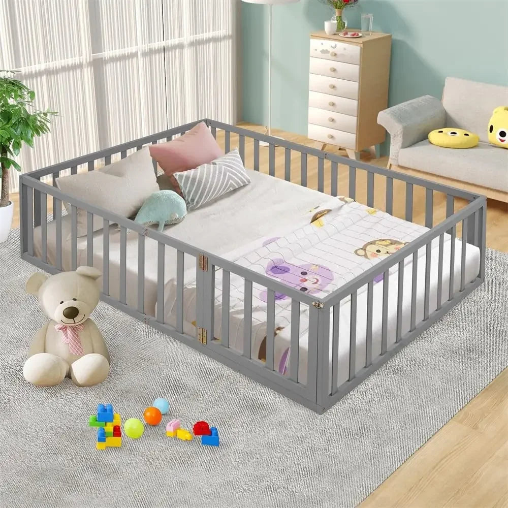 Cama de piso Montessori de tamaño grande, marco de cama de madera multifuncional con valla y puerta para dormitorio de niños, niñas y sala de estar, sin