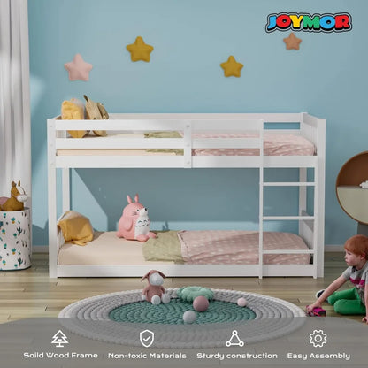 Cama alta, litera baja de madera maciza para niños, bebés y jóvenes, estructura de litera con barandillas y escalera para niños