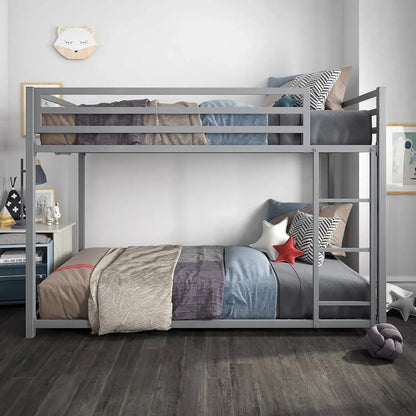 Litera de metal Miles Low para niños, con escalera incorporada, barandilla alta y listones de metal, litera inferior para cama de piso, sin caja