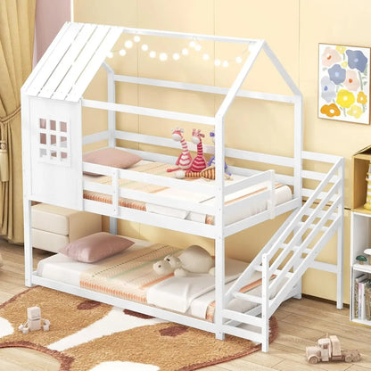 Literas gemelas con escaleras, cama tipo casa en el piso con techo y ventana, barandillas y escalones a lo largo, cama tipo casa que ahorra espacio para niños, color blanco