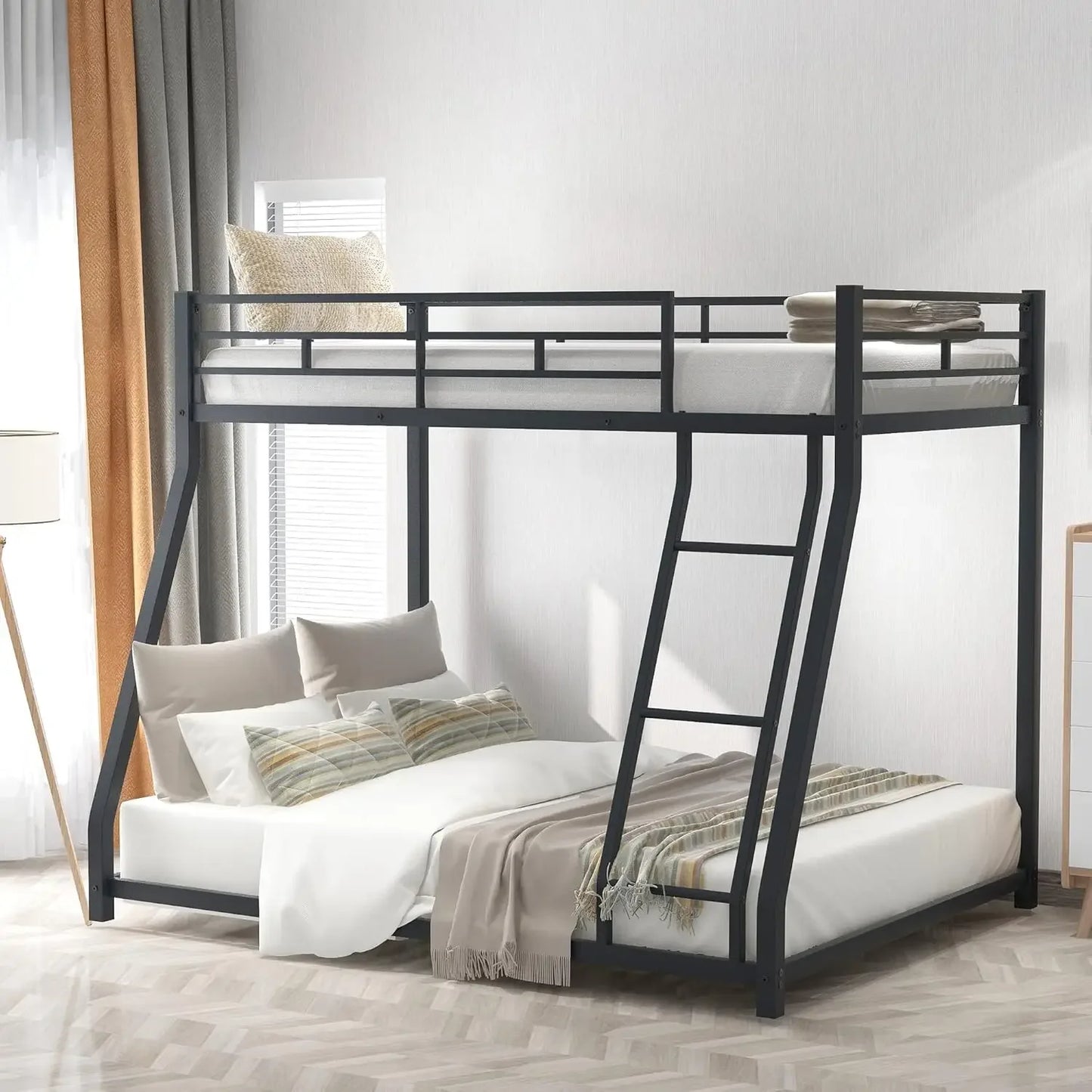 Litera doble sobre cama matrimonial con estructura de metal, barandilla y escalera, diseño que ahorra espacio, cama de metal para &amp;,