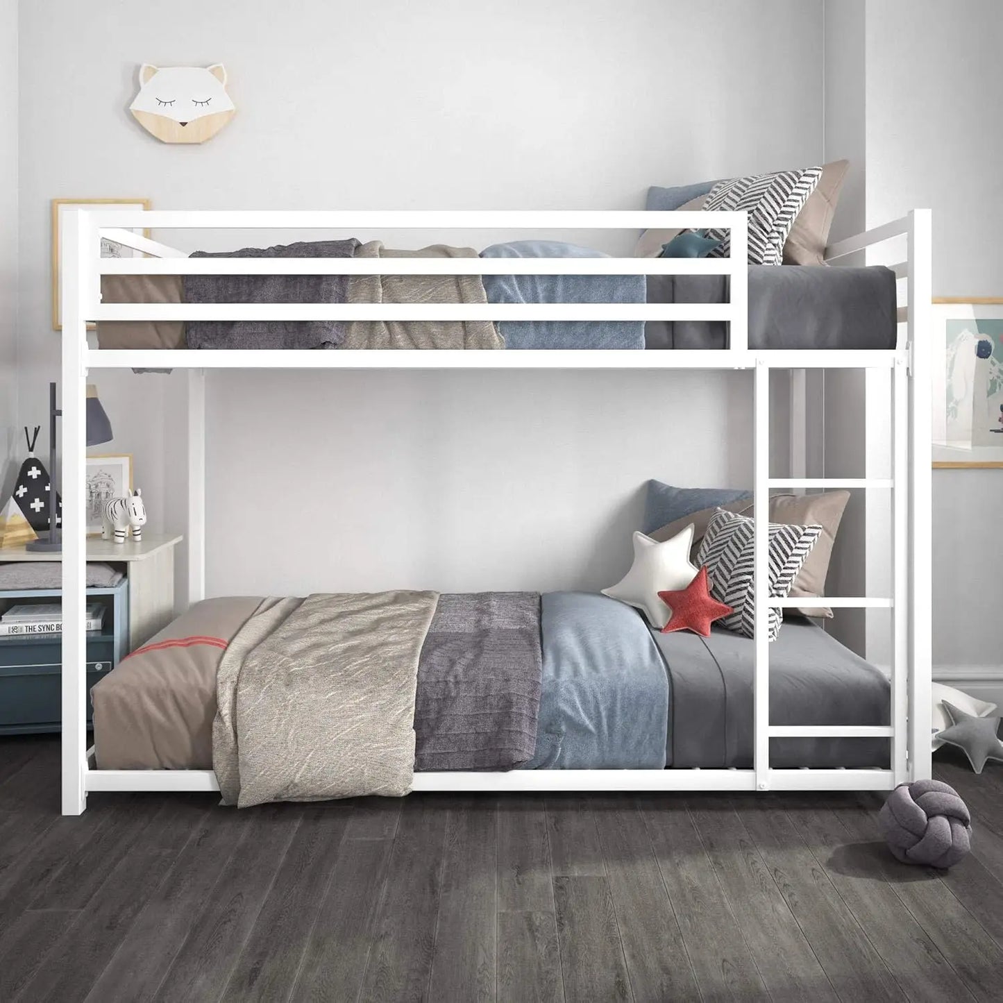 Litera de metal Miles Low para niños, con escalera incorporada, barandilla alta y listones de metal, litera inferior para cama de piso, color blanco