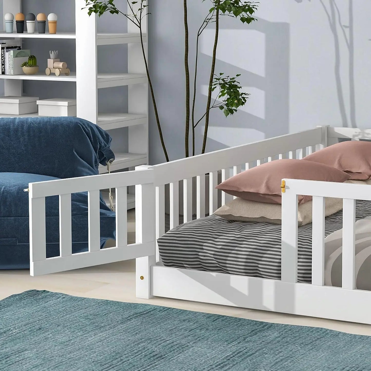 Marco de cama de piso tamaño Queen para niños pequeños, camas Montessori de madera con barandillas de cerca, divertido para niños pequeños, niñas y niños, color blanco